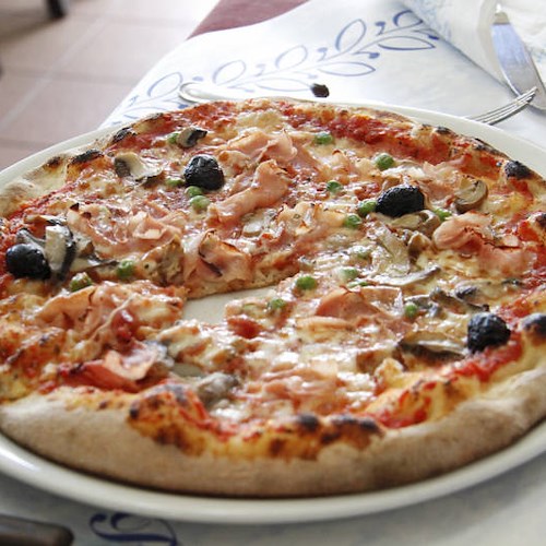 Pizza ‘troppo salata’, cliente arrabbiato si sfoga su Facebook: boom di condivisioni