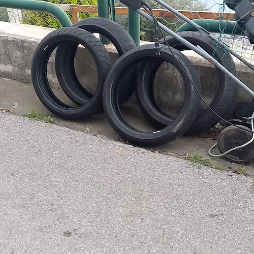 Pneumatici, pezzi di arredo e sacchi di cemento: abbandono abusivo di rifiuti tra Ravello e Positano
