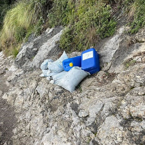 Pneumatici, pezzi di arredo e sacchi di cemento: abbandono abusivo di rifiuti tra Ravello e Positano