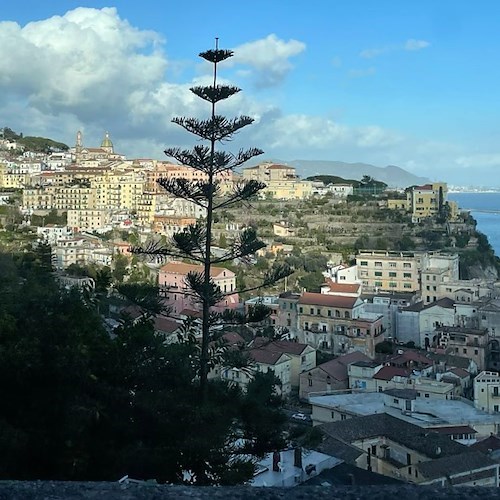 Pochi alunni, chiude scuola Raito. “Vietri Attiva”: «Affitti vertiginosi e b&b come funghi. Non è un paese per famiglie»