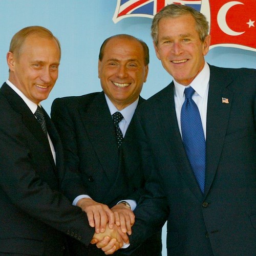«Pochi sono come Silvio Berlusconi»: Vladimir Putin si commuove nel ricordare il «caro amico» 