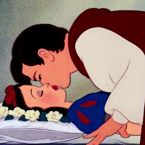 Polemica a Disneyland, il bacio del Principe a Biancaneve non è consensuale