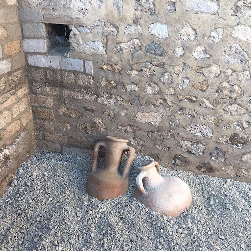 Pompei: dai nuovi scavi in corso affiora un deposito di anfore intatte