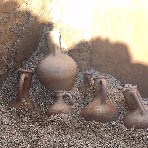Pompei: dai nuovi scavi in corso affiora un deposito di anfore intatte