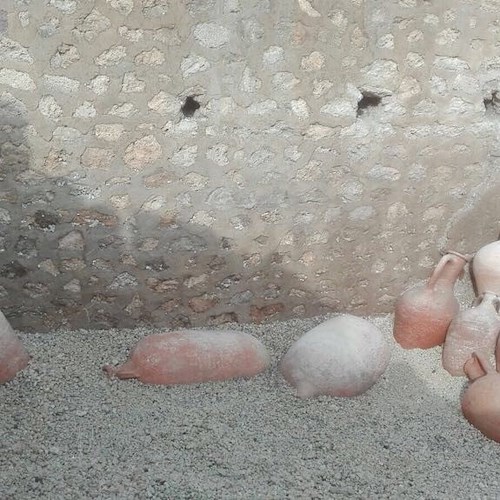 Pompei: dai nuovi scavi in corso affiora un deposito di anfore intatte
