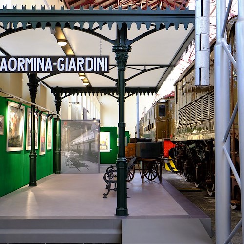 Portici: inaugurata al museo ferroviario di Pietrarsa la mostra “Treni fra arte, grafica e design”