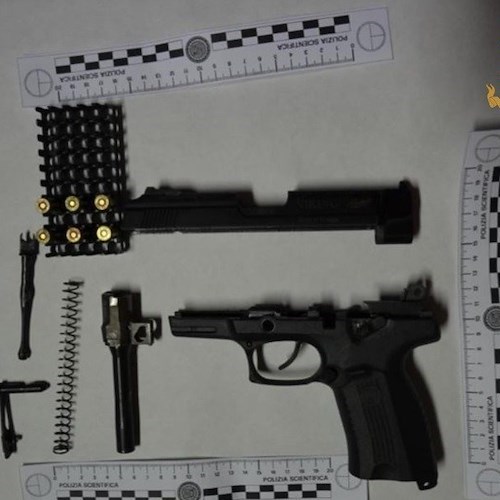 Porto abusivo d’armi e spaccio di droga: arrestati padre e figlia a Salerno