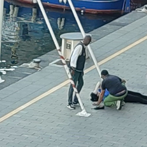 Porto di Maiori. Donna in bici sbatte la testa contro un palo in ferro: immediato l'intervento del 118