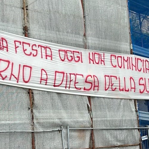 Positano, al bivio per Montepertuso appare un singolare striscione dei tifosi della Salernitana /foto