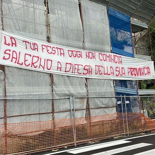 Positano, al bivio per Montepertuso appare un singolare striscione dei tifosi della Salernitana /foto