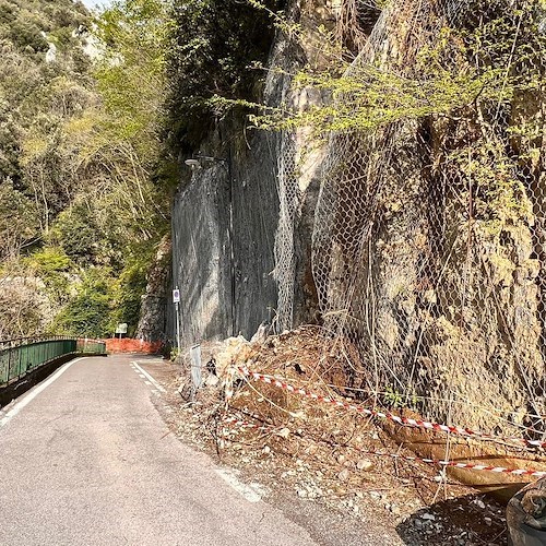 Positano, da tre mesi ancora massi sulla strada di Nocelle. Minoranza: «L'amministrazione è una frana»