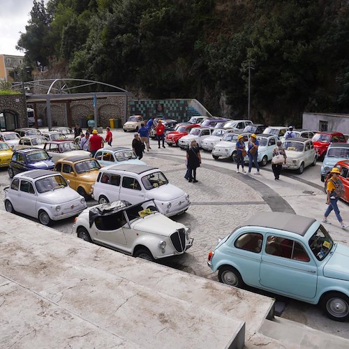 FIAT 500 in Piazza dei Racconti<br />&copy; Comune di Positano