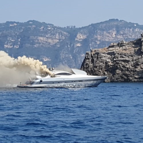 Positano, imbarcazione in fiamme all'arcipelago Li Galli /FOTO 