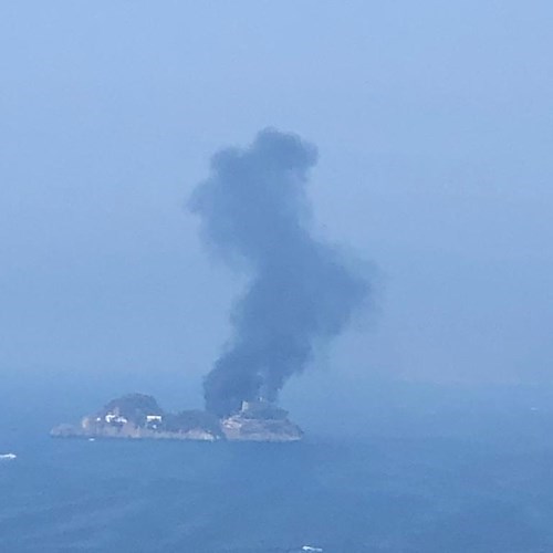 Positano, imbarcazione in fiamme all'arcipelago Li Galli /FOTO 