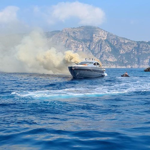 Positano, imbarcazione in fiamme all'arcipelago Li Galli /FOTO 