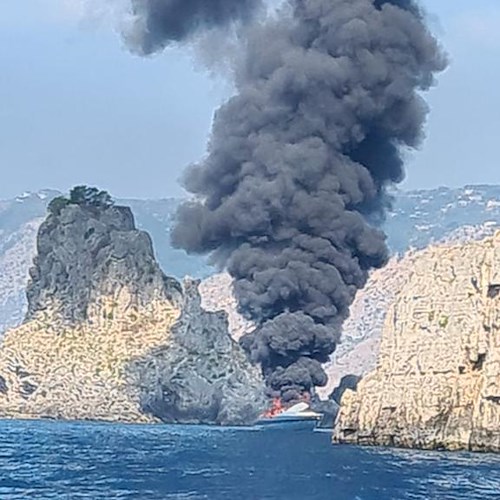 Positano, imbarcazione in fiamme all'arcipelago Li Galli /FOTO 