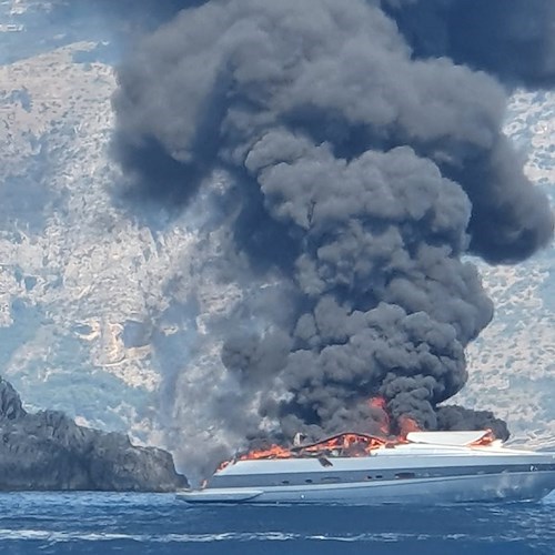 Positano, imbarcazione in fiamme all'arcipelago Li Galli /FOTO 