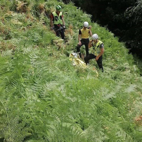 Positano, precipita in un burrone sul Sentiero degli Dei: morta escursionista straniera 