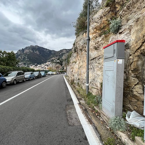 Positano, rifiuti tecnologici abbandonati sulla Statale Amalfitana ad Arienzo 