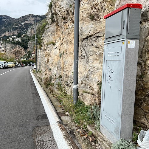 Positano, rifiuti tecnologici abbandonati sulla Statale Amalfitana ad Arienzo 