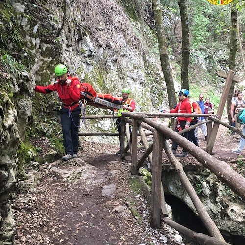 Positano: si ferisce alla caviglia mentre fa trekking sul Sentiero degli Dei, intervento del Soccorso Alpino