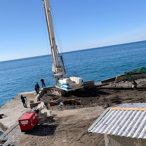 Positano, Sindaco scrive a prefetto su ritardo lavori alla banchina. Minoranza incalza: «Danno inestimabile per il turismo»