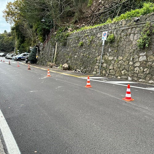 Positano, smottamento al Canneto. Sassi e detriti sulla Statale Amalfitana /foto