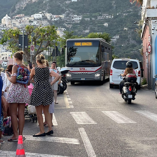 Positano, turisti costretti a raggiungere hotel a piedi. NCC non avevano pagato ticket ZTL: «Portale non funzionava!»