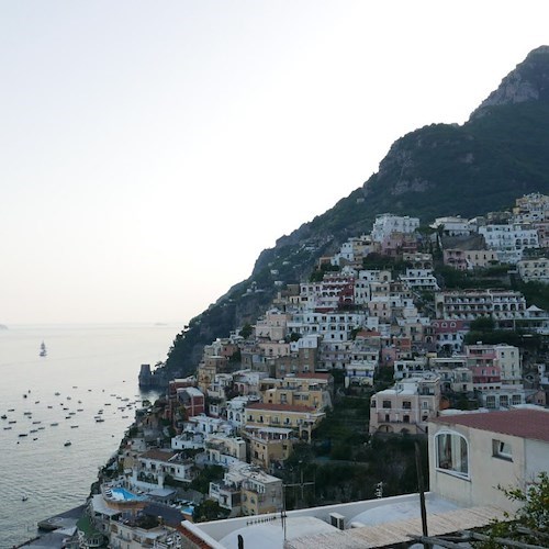 Positano, turisti denunciano: «Siamo stati insultati e aggrediti in un parcheggio». Si indaga 