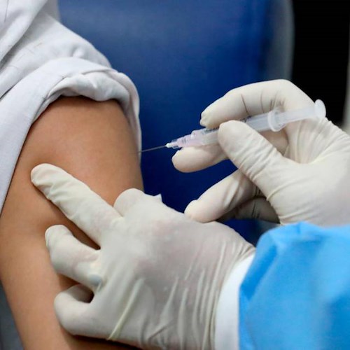 Positiva dottoressa vaccinata. «Si è protetti dopo due dosi»
