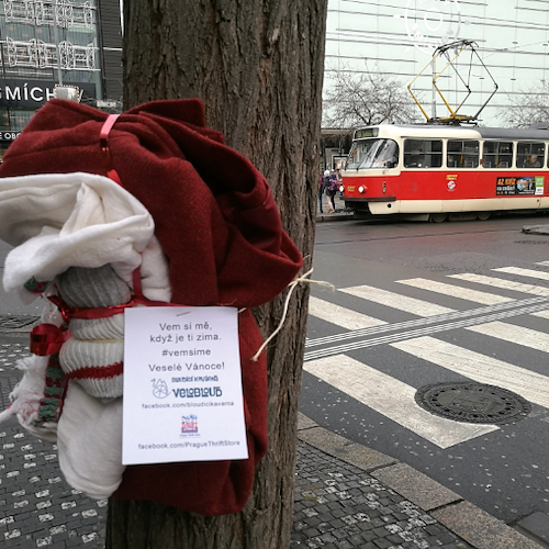 Praga, maglioni e cappelli legati agli alberi per i senzatetto: «Prendimi se hai freddo. Buon Natale!»