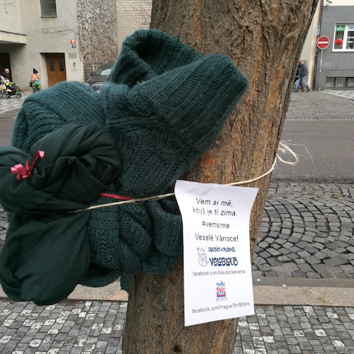Praga, maglioni e cappelli legati agli alberi per i senzatetto: «Prendimi se hai freddo. Buon Natale!»