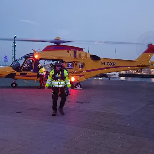 Praiano, 58enne con emorragia cerebrale trasferita a Salerno in eliambulanza [FOTO e VIDEO]
