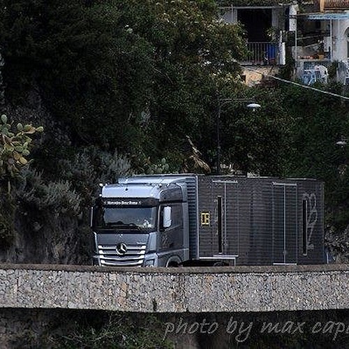 Praiano, dopo black out elettrico tir con generatore incastrato nei tornanti dell'Amalfitana /FOTO