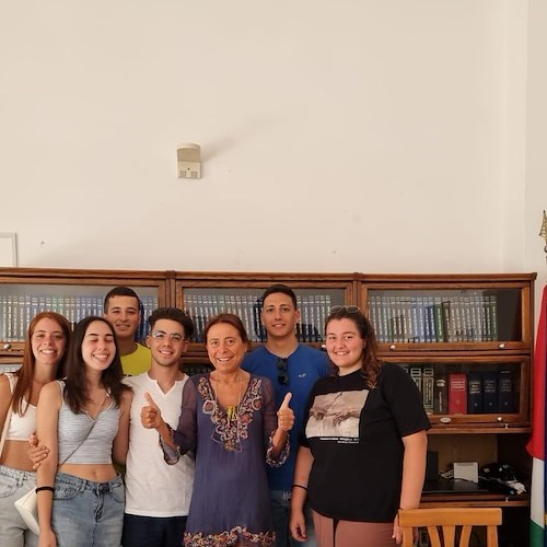 Praiano festeggia i neodiplomati, la Sindaca: «Record di voti alti, siamo orgogliosi di loro!»