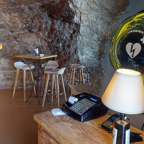 Praiano, “Il Pirata” compie 60 anni e festeggia dotandosi di un defibrillatore telecontrollato e accessibile a tutti