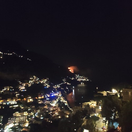 Praiano, incendio nella parte alta. Sul posto i Vigili del Fuoco /foto 