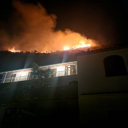 Praiano, incendio nella parte alta. Sul posto i Vigili del Fuoco /foto 