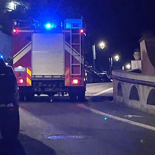 Praiano, incendio nella parte alta. Sul posto i Vigili del Fuoco /foto 