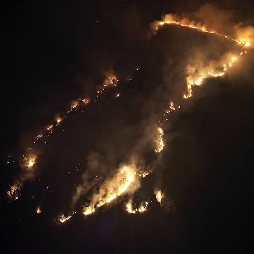 Praiano, incendio nella parte alta. Sul posto i Vigili del Fuoco /foto 