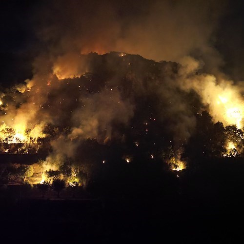 Praiano, incendio nella parte alta. Sul posto i Vigili del Fuoco /foto 