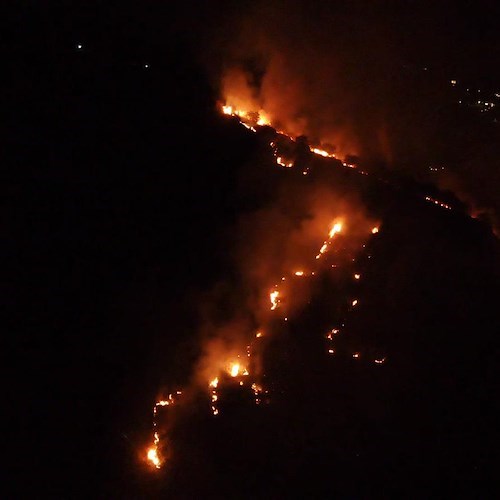 Praiano, incendio nella parte alta. Sul posto i Vigili del Fuoco /foto 