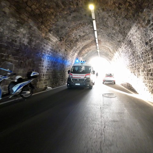 Praiano, incidente con lo scooter per due turisti alla Grotta del Diavolo /Foto