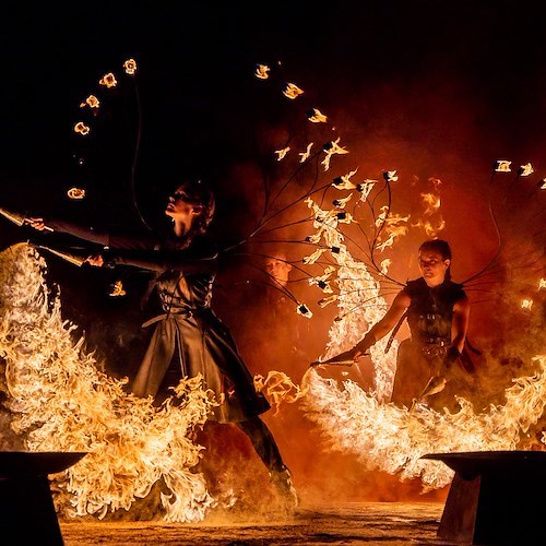 Praiano, stasera con lo spettacolo "Pandora" gran finale della Luminaria di San Domenico