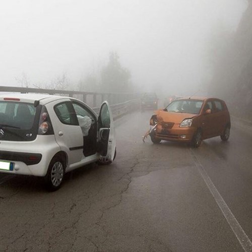Prime piogge ed ecco gli incidenti: frontale sulla Ravello-Chiunzi, in auto donna incinta