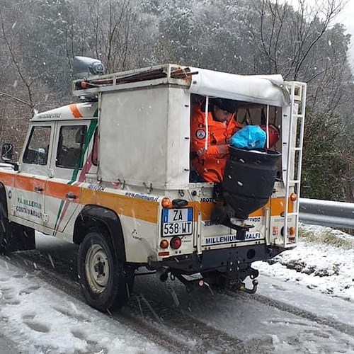 Primi fiocchi di neve a Tramonti. Protezione Civile in allerta per spargimento sale su strada Valico Chiunzi [FOTO]