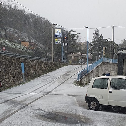 Primi fiocchi di neve al Valico di Chiunzi. Protezione Civile in allerta per spargimento sale su strada [FOTO]