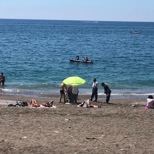 Primo week-end di sole e mare a Vietri sul Mare: controlli anche in spiaggia, misure rispettate [FOTO]