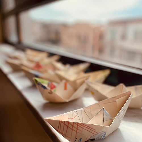 Procida 2022, dall’isola alla terraferma su un origami: l’artista Bölter guida “La Flotta di Carta”
