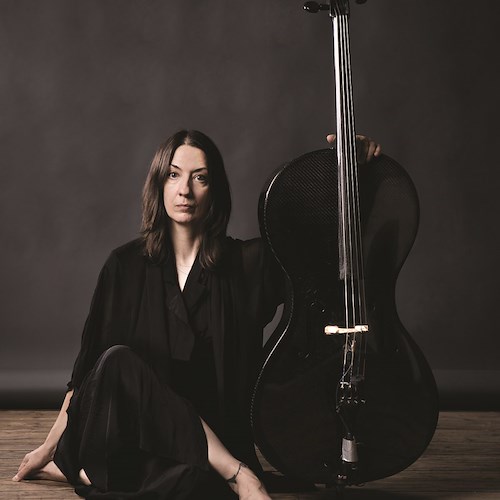 Procida 2022, la violoncellista Julia Kent in concerto con le sue storie dal mare